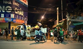 Dân dỡ đồ chạy lũ trong đêm khi nước sông ở Lâm Đồng dâng cuồn cuộn