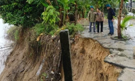 Vị trí sạt lở tạo 'hàm ếch' sâu, mặt sạt mở rộng 7 - 8m.