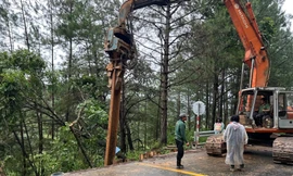 Khẩn cấp gia cố điểm sạt lở trên đèo Mimosa trong đêm