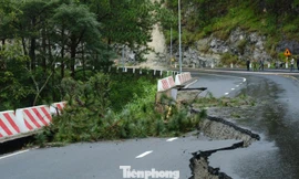 Trên mặt đường có vết nứt kéo dài khoảng 80m ăn sâu vào ½ mặt đường.