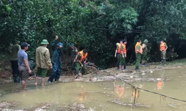 Lực lượng chức năng tìm kiếm thi thể nạn nhân. Đến khoảng 17h cùng ngày, thi thể anh H, nạn nhân cuối cùng đã được tìm thấy.