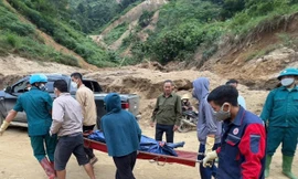 Lực lượng tìm kiếm đưa thi thể nạn nhân ra ngoài.