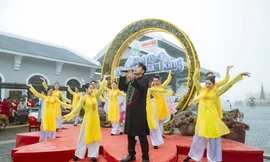 Du khách nước ngoài thích thú tham gia lễ hội.