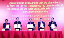 Bí thư Tỉnh ủy 5 tỉnh đã ký Biên bản Hội nghị thường niên lần thứ 5 giữa Bí thư Tỉnh ủy các tỉnh: Lai Châu, Lào Cai, Hà Giang, Điện Biên (Việt Nam) và Bí thư Tỉnh ủy Vân Nam (Trung Quốc). Ảnh: Tuấn Hùng.