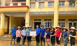 Thanh niên Lào Cai dọn dẹp trường lớp, chuyển lương thực đến người dân vùng lũ