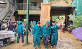 Lào Cai: Xuất hiện vết nứt lớn trên đồi, di dời khẩn cấp 10 hộ dân