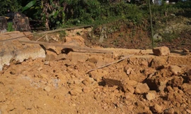 Hiện trường vụ sập tường. Ảnh: Sùng Chúng.