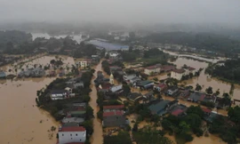 Theo Bộ Chỉ huy Quân sự tỉnh Lào Cai, đến 9h ngày 1/10, mưa lũ trên địa bàn đã làm 3 người chết, 7 người bị thương, 6 người mất tích; 8.871 căn nhà hư hại, hơn 3.767 hộ phải di dời. Ngoài ra, trên 1.400 ha hoa màu, chăn nuôi, thủy sản cùng nhiều công trình giao thông, y tế, giáo dục, công trình thủy lợi bị ảnh hưởng, tổng thiệt hại ước khoảng 45 tỷ đồng.