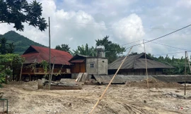 Nhà các hộ dân bị ngập trong cát vàng.