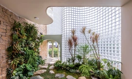 Chiêm ngưỡng ngôi nhà có mặt tiền từ 3.000 viên gạch kính