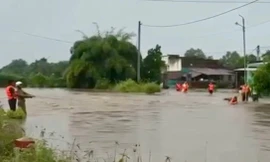 Công an xã Hàm Liêm hỗ trợ đưa người già đến khu vực an toàn.