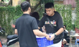 Hàng trăm suất cơm chống lũ, vượt lũ đến với đồng bào khó khăn