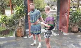 Chấn chỉnh khách Tây mặc váy H'Mông nhảy múa lố lăng