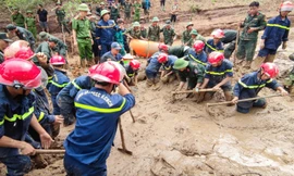 Cảnh sát bạt núi, dỡ cây, lội bộ hơn 45 km cứu dân