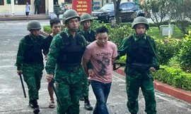 Lực lượng Biên phòng Lào Cai áp giải các đối tượng phạm tội đưa người nhập cảnh trái phép. Ảnh: Trung Dũng.