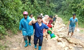 Mưa lũ ở Điện Biên, thanh niên tiếp cận bản sâu trong vùng nguy hiểm