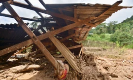 Cảnh núi đồi nham nhở, nhà cửa tan hoang sau lũ quét ở bản Háng Pu Xi, Điện Biên