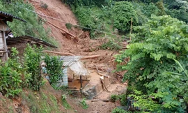 Sập nhà, sạt đường tái diễn tại Điện Biên do mưa lớn kéo dài