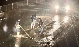 Cát tràn xuống phủ kín đường cao tốc Vĩnh Hảo - Phan Thiết tối 2/9.