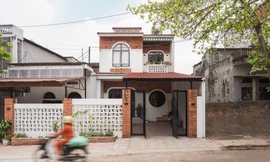 Nhà 2 tầng đẹp phân chia 4 phòng ngủ với giếng trời xanh mát