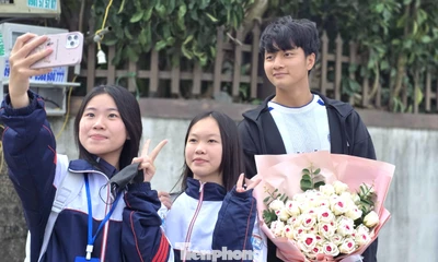 Fan hâm mộ vây kín, làng quê rộn ràng đón người hùng Cao Văn Bình trở về