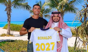 Ronaldo và Chủ tịch Abdullah Al Majid.