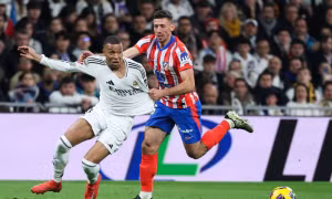 Mbappe đối đầu với Lenglet.