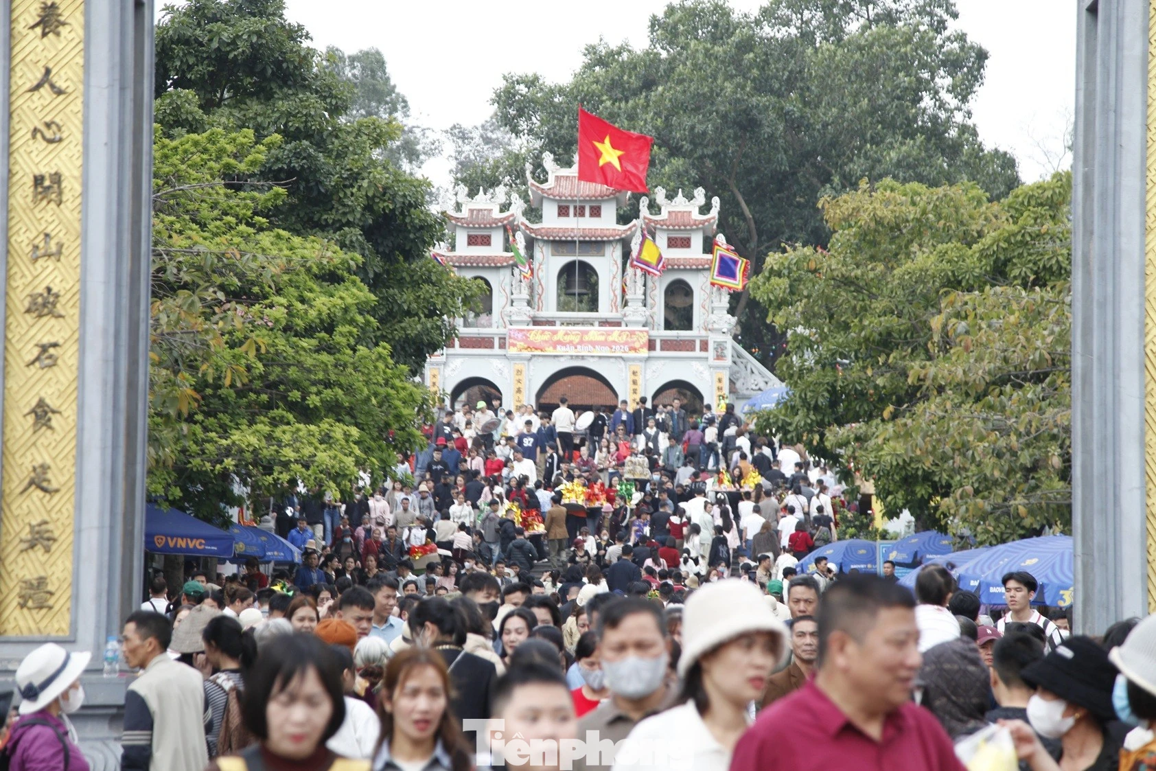Đầu năm, hàng vạn người đổ về đền Bà Chúa Kho vay tiền, xin lộc gây tắc đường