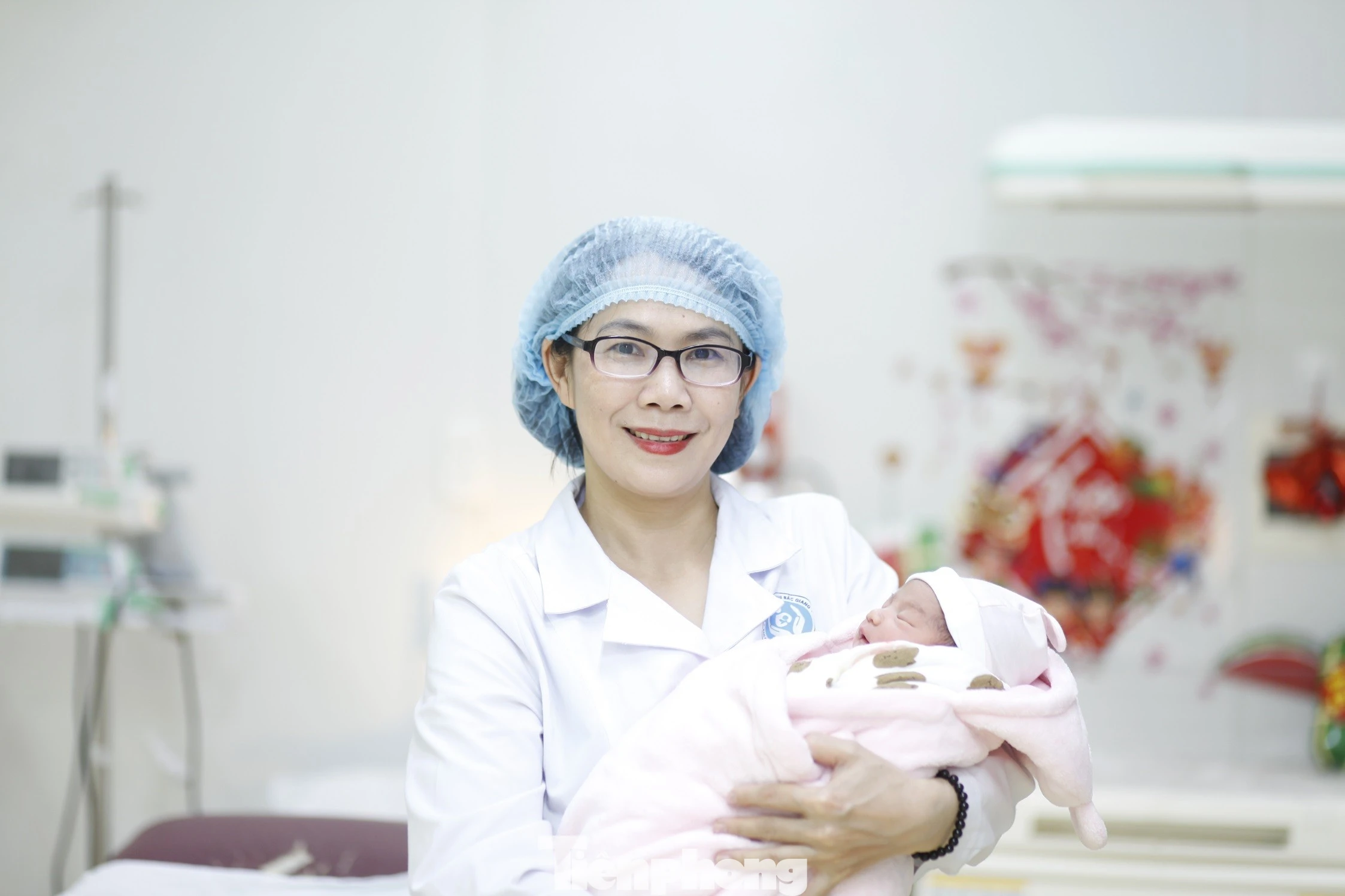Bác sĩ Bắc Ninh đón năm mới bằng tiếng khóc trẻ thơ trong đêm giao thừa