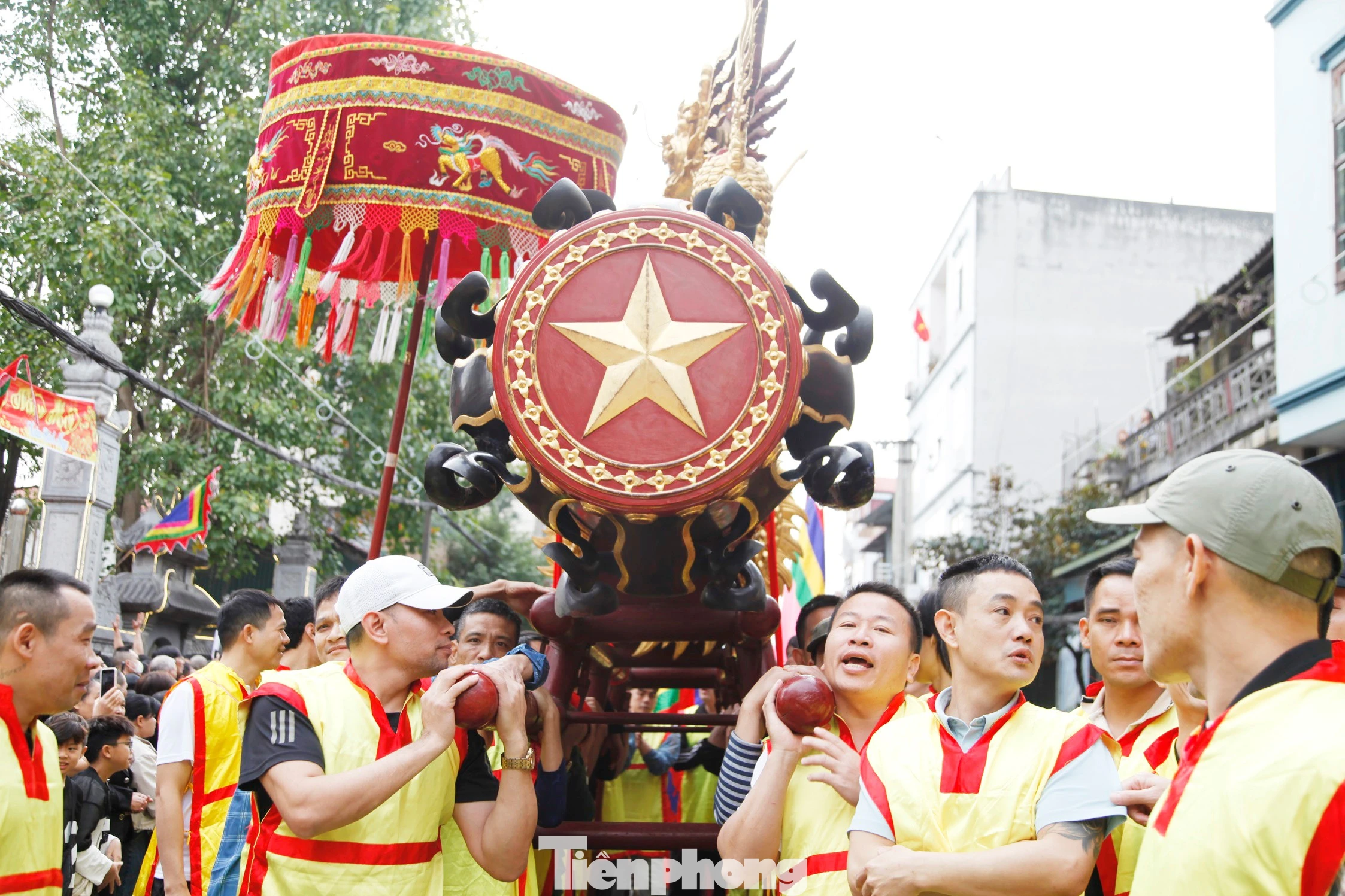 Hàng nghìn người đổ về Đồng Kỵ rước pháo khổng lồ mừng năm mới