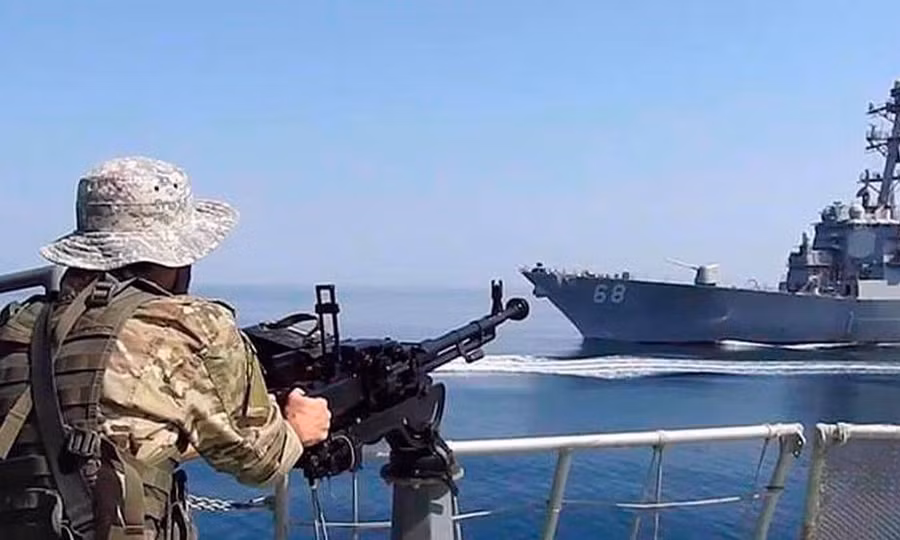 Iran siết chặt eo biển Hormuz, tuyên bố nhắm mục tiêu mọi tàu tiếp cận