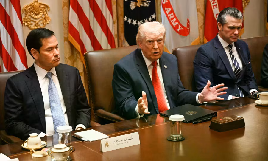 Iran phong toả eo biển Hormuz, Tổng thống Trump triệu tập họp khẩn tại Nhà Trắng