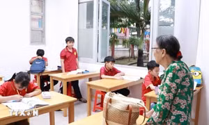 Bà giáo bán vé số nuôi 'lớp học tình thương' suốt 10 năm ở TPHCM 