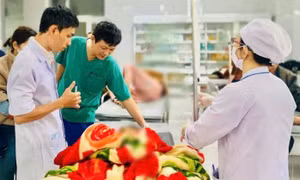 Tai nạn lật xe, bệnh viện kích hoạt báo động đỏ cứu 13 học sinh