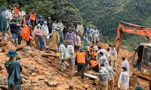 Vụ sạt lở vùi lấp 4 người trong gia đình: Tìm thấy thi thể nạn nhân đầu tiên