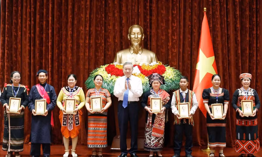 Tổng Bí thư, Chủ tịch nước Tô Lâm tiếp các già làng, trưởng bản, nghệ nhân, người có uy tín tiêu biểu toàn quốc