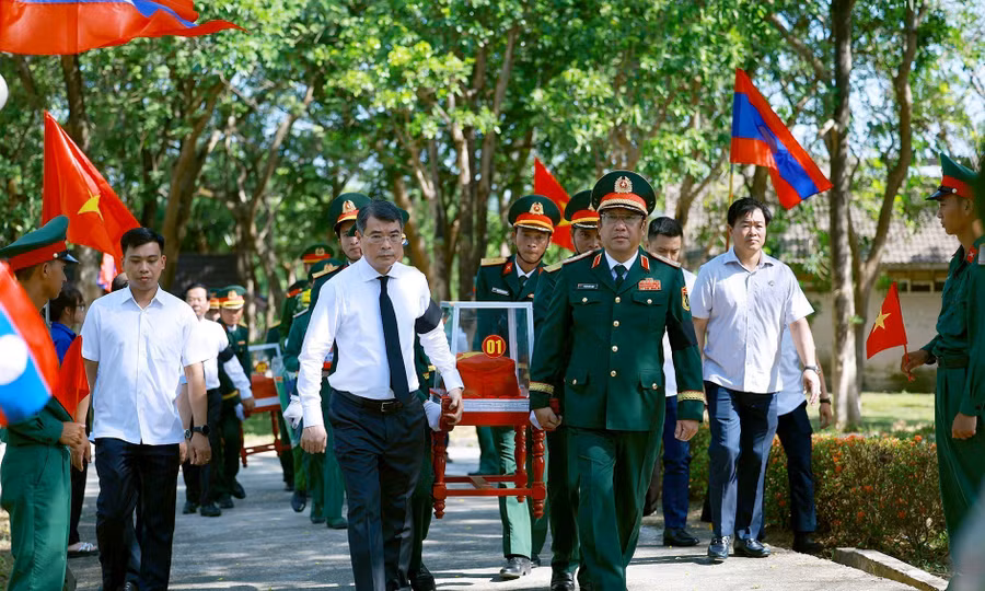 Thủ tướng Lê Minh Hưng dự lễ truy điệu, an táng 28 hài cốt liệt sĩ quân tình nguyện hy sinh tại Lào 