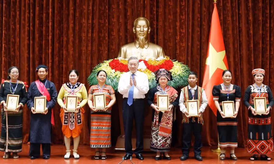 Tổng Bí thư, Chủ tịch nước Tô Lâm tiếp các già làng, trưởng bản, nghệ nhân, người có uy tín tiêu biểu toàn quốc