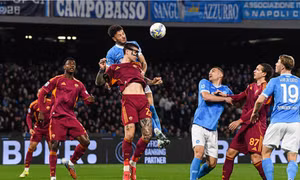 Malen rực sáng, Roma buộc Napoli chia điểm trên sân nhà 