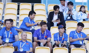HLV Kim Sang-sik trầm ngâm 'soi' trận đấu của U22 Lào và U22 Malaysia 