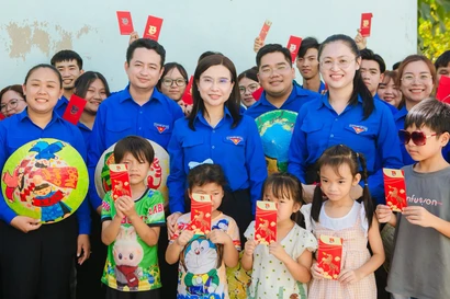 Bí thư Trung ương Đoàn Nguyễn Phạm Duy Trang thăm lực lượng trực Tết tại TP. HCM