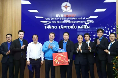 Giữ sáng dòng điện, giữ vững 'pháo đài' chăm sóc y tế trong đêm Giao thừa