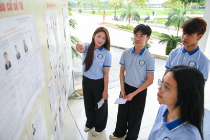 Theo chân những cử tri trẻ ‘háo hức’ cầm lá phiếu đầu đời