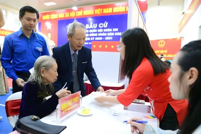 Chủ tịch Trung ương Hội Sinh viên Việt Nam bỏ phiếu tại Hà Nội