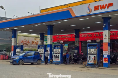 Cây xăng vắng vẻ khi giá giảm, nhiều người ung dung 'đổ đầy bình'