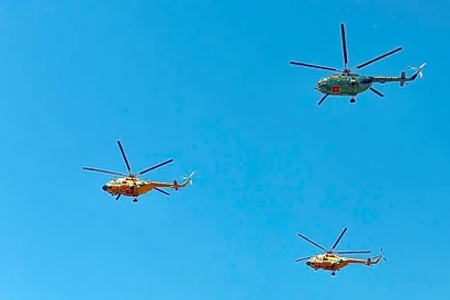 Cận cảnh biên đội trực thăng luyện tập trên bầu trời Hòa Lạc