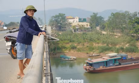 Khoảnh khắc người hùng lao từ độ cao 10m xuống sông Lam cứu hai mẹ con