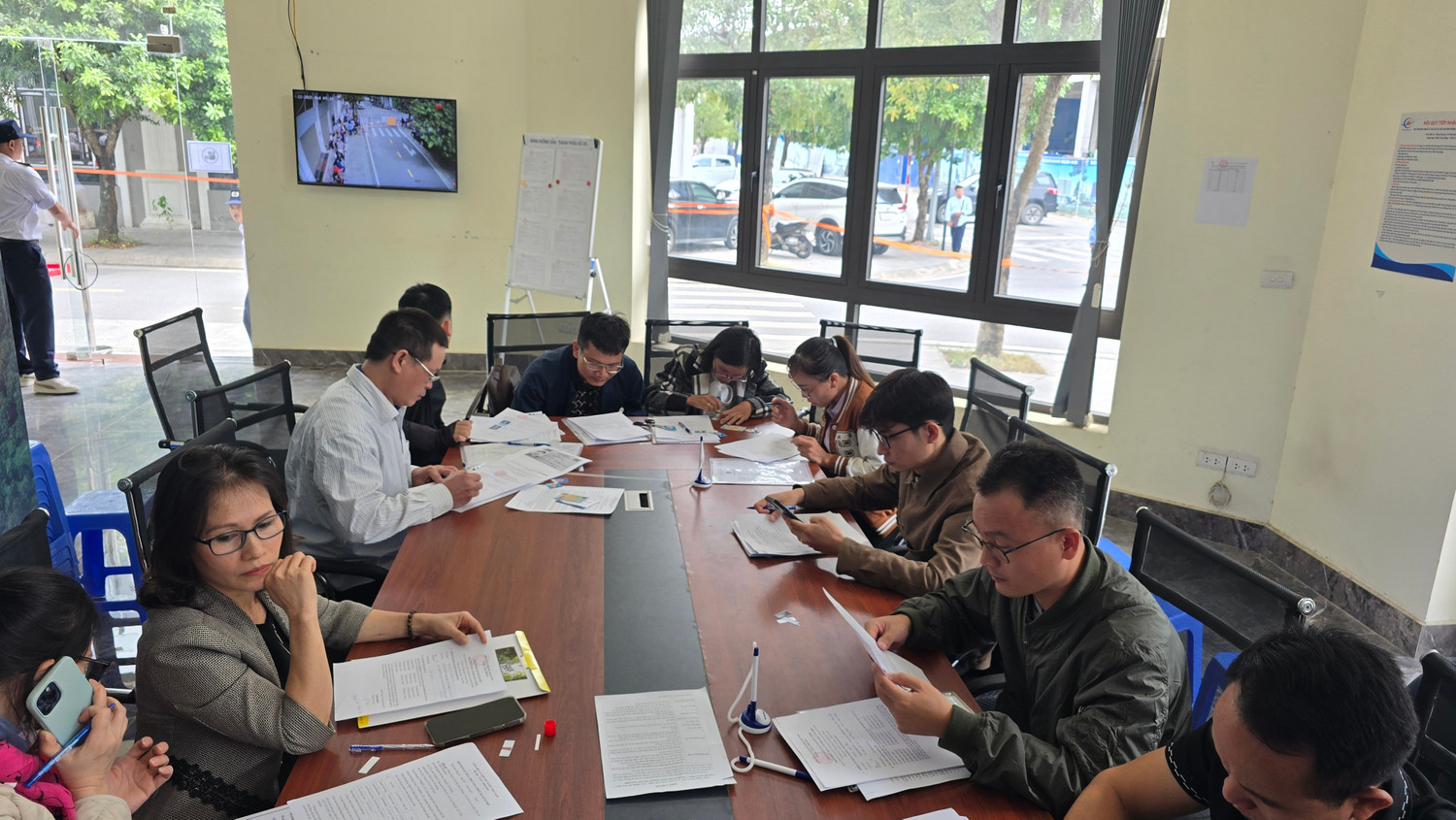Xếp hàng nộp hồ sơ mua NOXH ngoại thành Hà Nội từ 2 giờ sáng