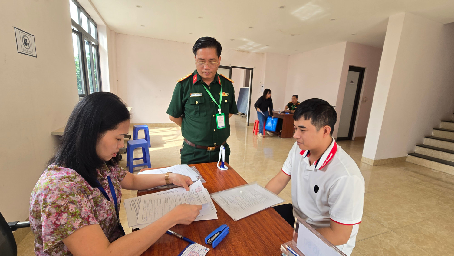 Xếp hàng nộp hồ sơ mua NOXH ngoại thành Hà Nội từ 2 giờ sáng
