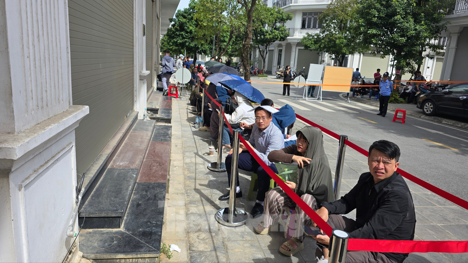 Xếp hàng nộp hồ sơ mua NOXH ngoại thành Hà Nội từ 2 giờ sáng